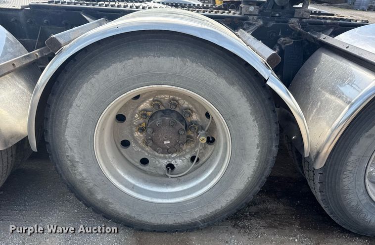 image for item DS3631 2014 Peterbilt 367 semi truck