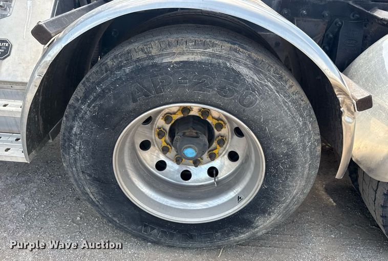 image for item DS3631 2014 Peterbilt 367 semi truck