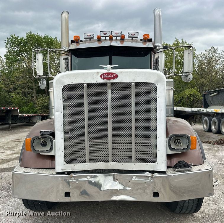 image for item DS3632 2014 Peterbilt 367 semi truck