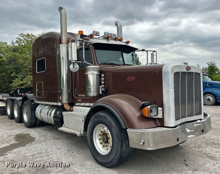 image for item DS3632 2014 Peterbilt 367 semi truck