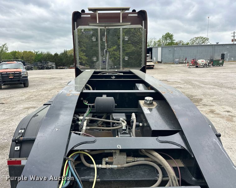 image for item DS3632 2014 Peterbilt 367 semi truck