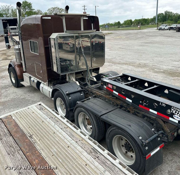 image for item DS3632 2014 Peterbilt 367 semi truck