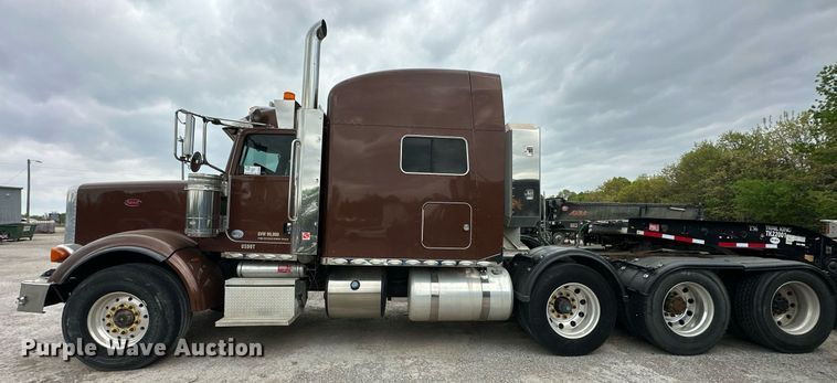 image for item DS3632 2014 Peterbilt 367 semi truck