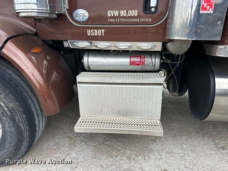 image for item DS3632 2014 Peterbilt 367 semi truck