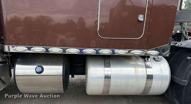 image for item DS3632 2014 Peterbilt 367 semi truck