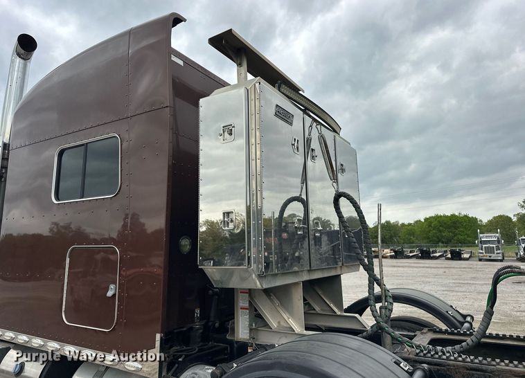image for item DS3632 2014 Peterbilt 367 semi truck