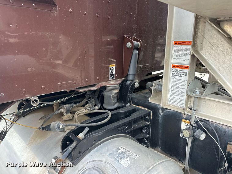 image for item DS3632 2014 Peterbilt 367 semi truck