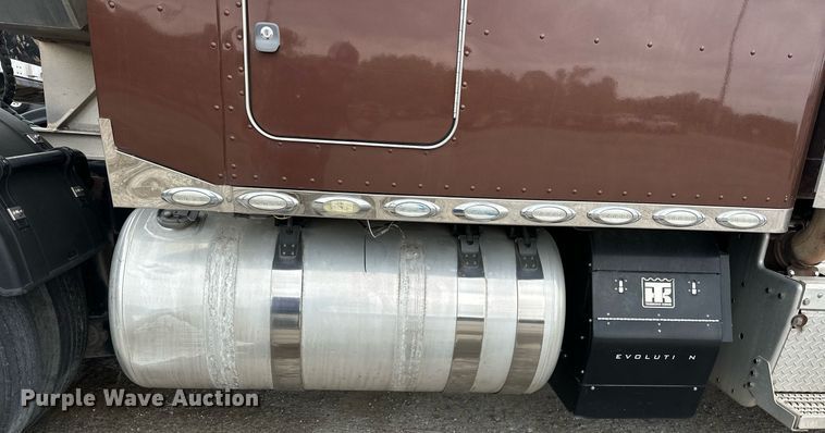 image for item DS3632 2014 Peterbilt 367 semi truck