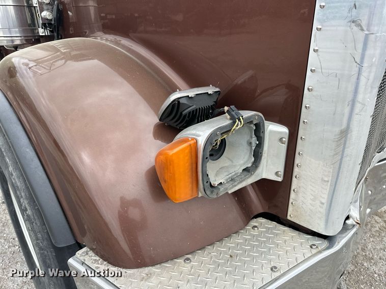 image for item DS3632 2014 Peterbilt 367 semi truck