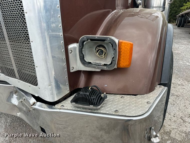 image for item DS3632 2014 Peterbilt 367 semi truck