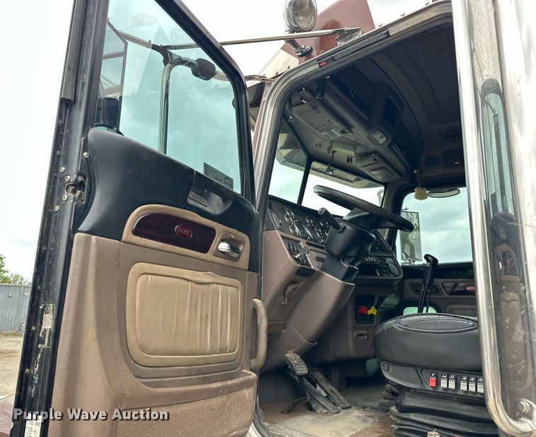 image for item DS3632 2014 Peterbilt 367 semi truck