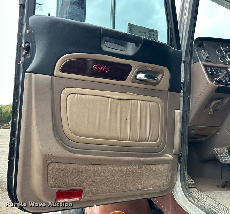 image for item DS3632 2014 Peterbilt 367 semi truck