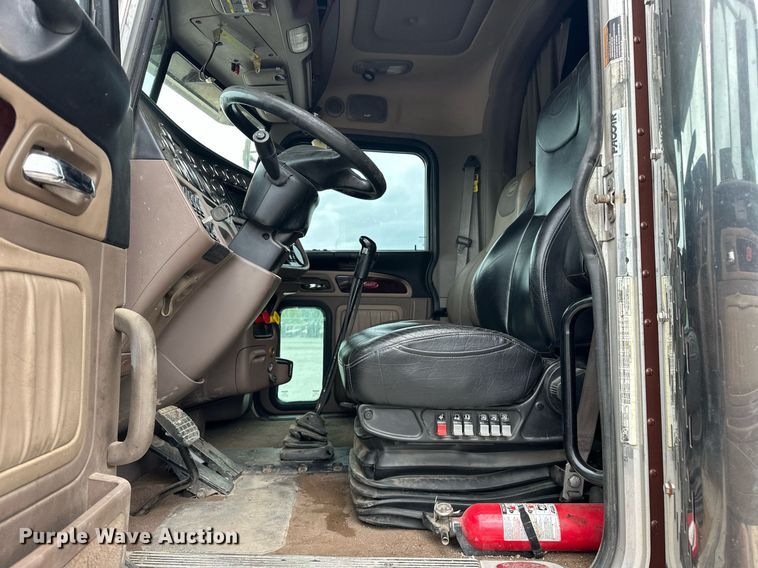 image for item DS3632 2014 Peterbilt 367 semi truck