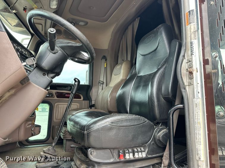 image for item DS3632 2014 Peterbilt 367 semi truck