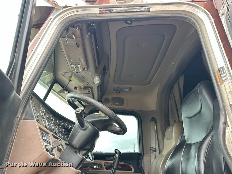 image for item DS3632 2014 Peterbilt 367 semi truck