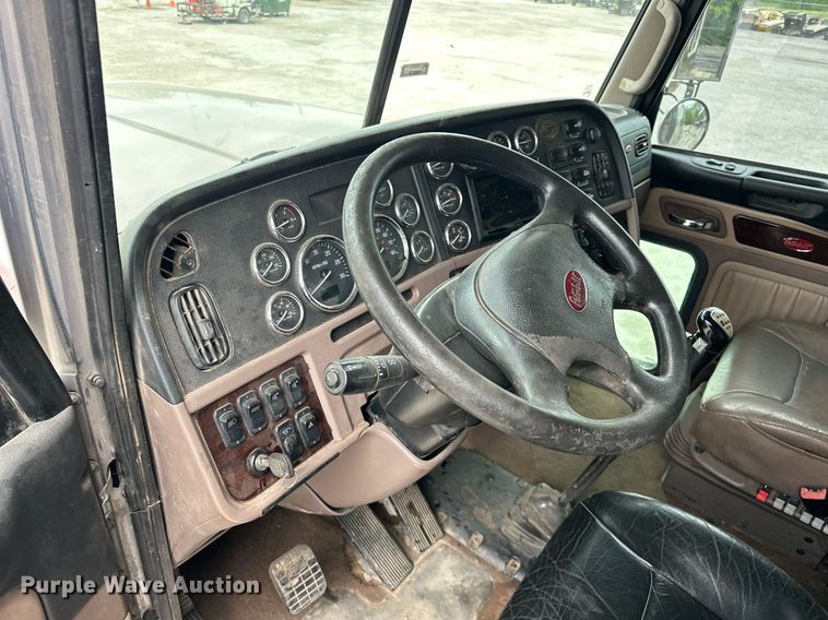 image for item DS3632 2014 Peterbilt 367 semi truck