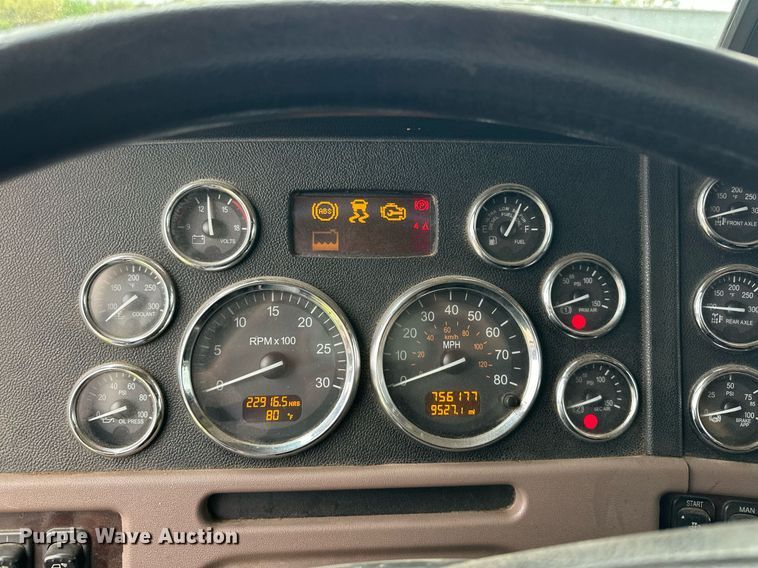 image for item DS3632 2014 Peterbilt 367 semi truck