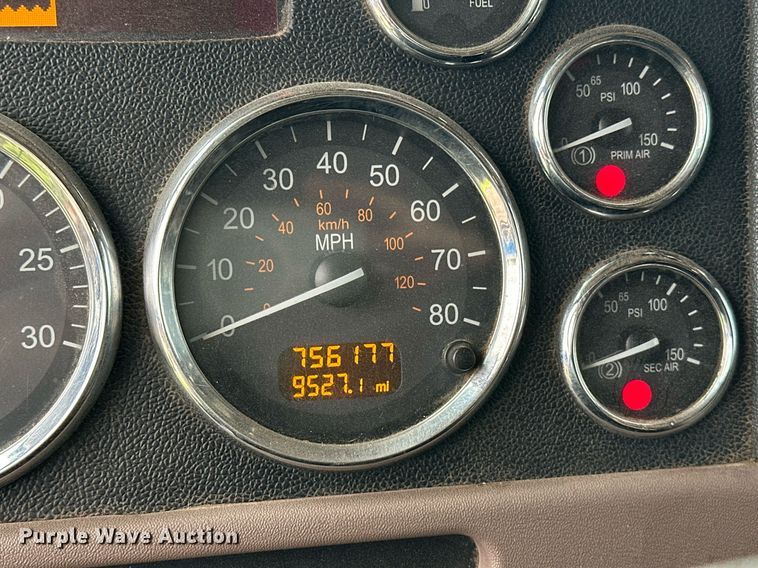 image for item DS3632 2014 Peterbilt 367 semi truck