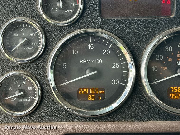 image for item DS3632 2014 Peterbilt 367 semi truck