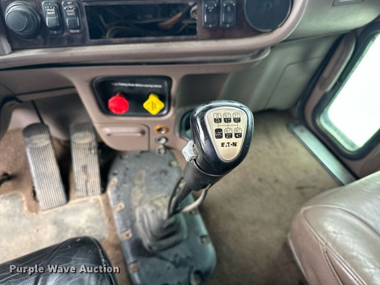 image for item DS3632 2014 Peterbilt 367 semi truck