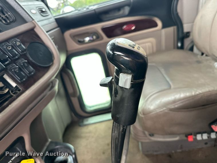 image for item DS3632 2014 Peterbilt 367 semi truck