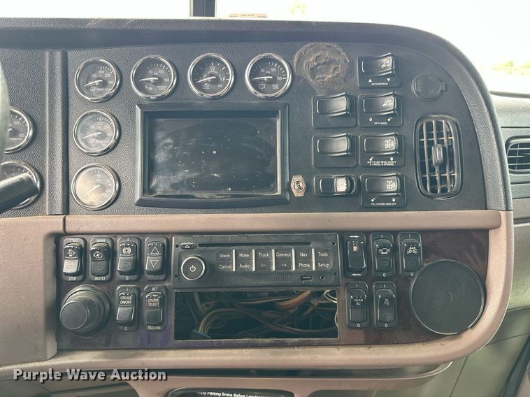 image for item DS3632 2014 Peterbilt 367 semi truck