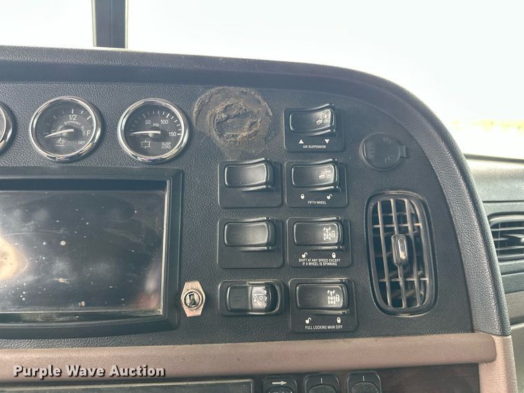 image for item DS3632 2014 Peterbilt 367 semi truck