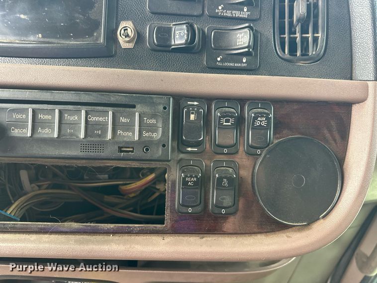 image for item DS3632 2014 Peterbilt 367 semi truck