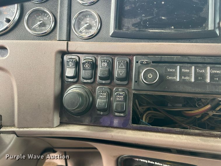 image for item DS3632 2014 Peterbilt 367 semi truck