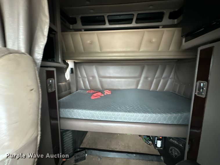 image for item DS3632 2014 Peterbilt 367 semi truck