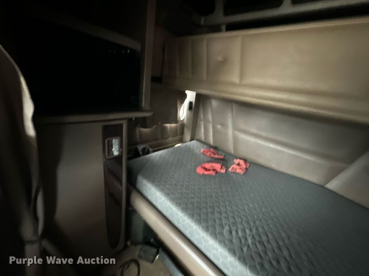 image for item DS3632 2014 Peterbilt 367 semi truck