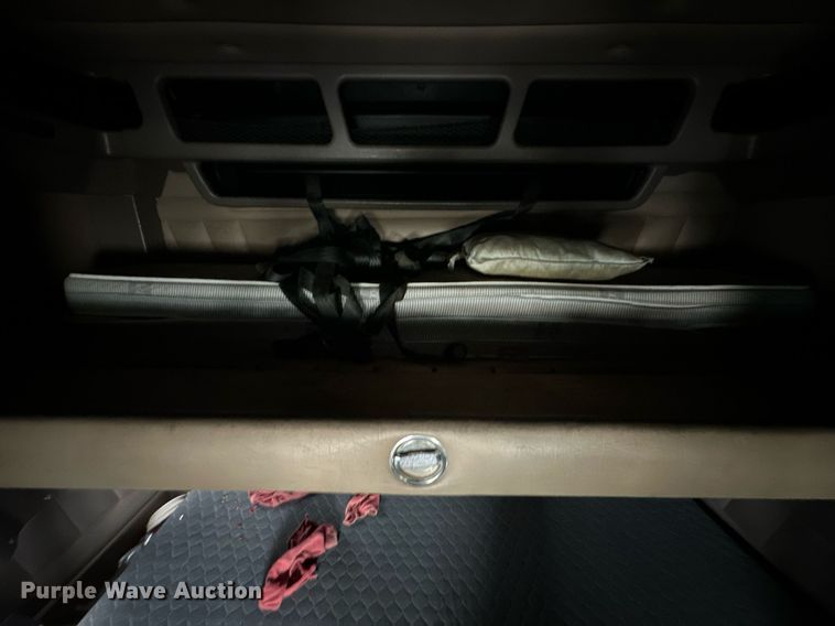 image for item DS3632 2014 Peterbilt 367 semi truck