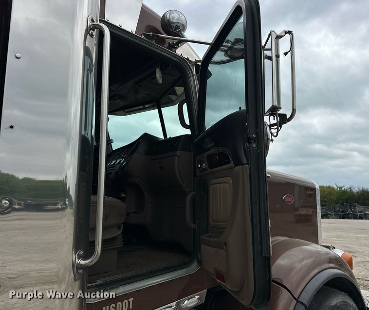 image for item DS3632 2014 Peterbilt 367 semi truck
