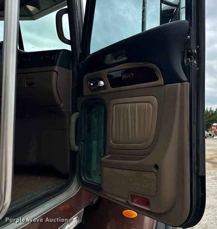 image for item DS3632 2014 Peterbilt 367 semi truck