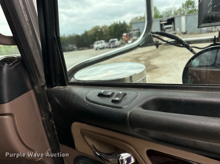 image for item DS3632 2014 Peterbilt 367 semi truck