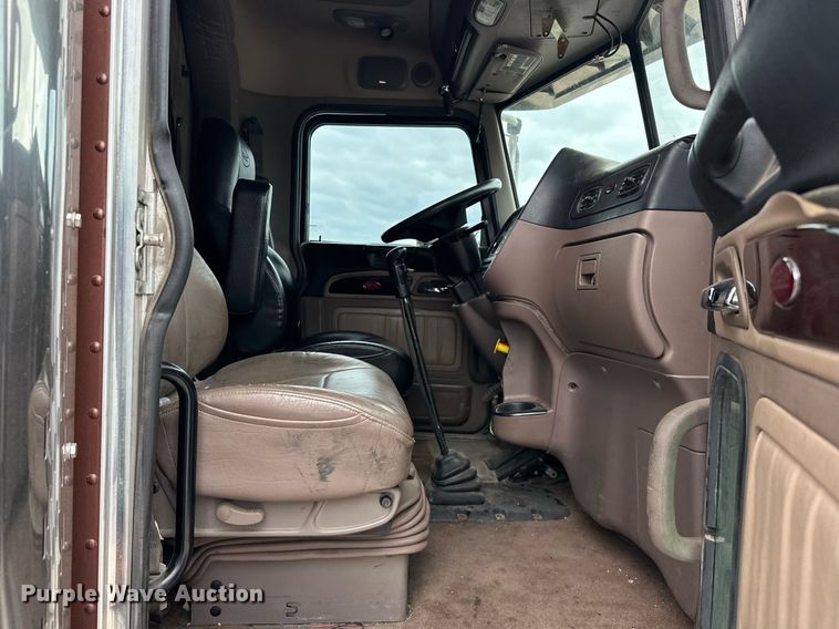 image for item DS3632 2014 Peterbilt 367 semi truck