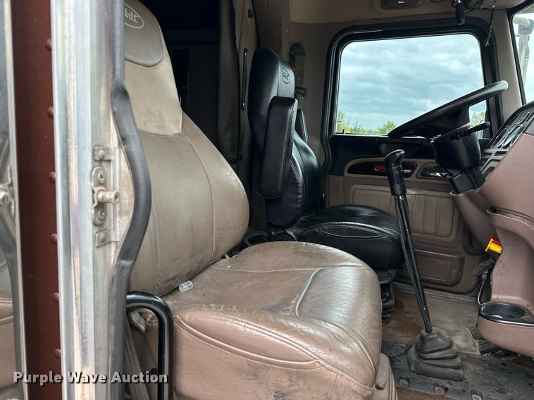 image for item DS3632 2014 Peterbilt 367 semi truck