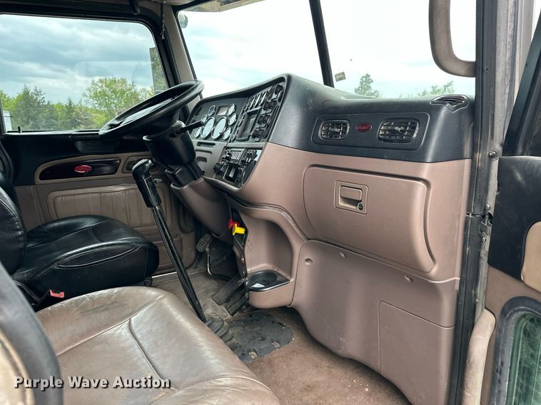 image for item DS3632 2014 Peterbilt 367 semi truck