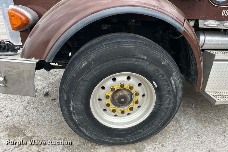 image for item DS3632 2014 Peterbilt 367 semi truck