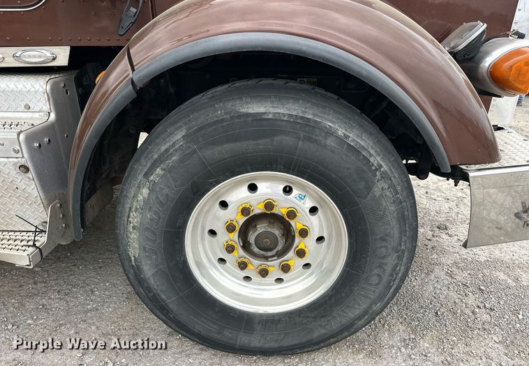 image for item DS3632 2014 Peterbilt 367 semi truck