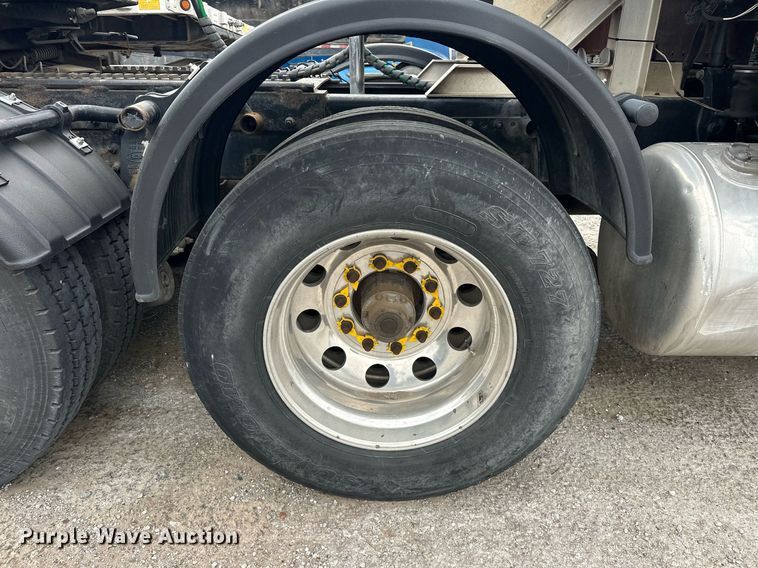 image for item DS3632 2014 Peterbilt 367 semi truck