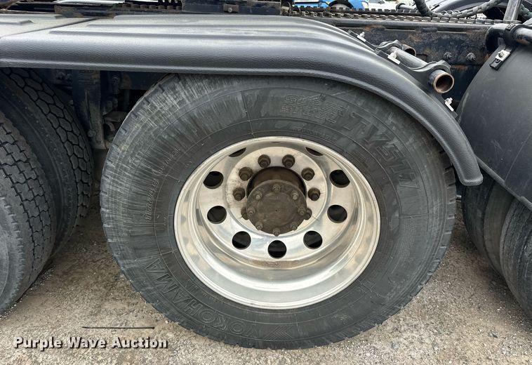 image for item DS3632 2014 Peterbilt 367 semi truck