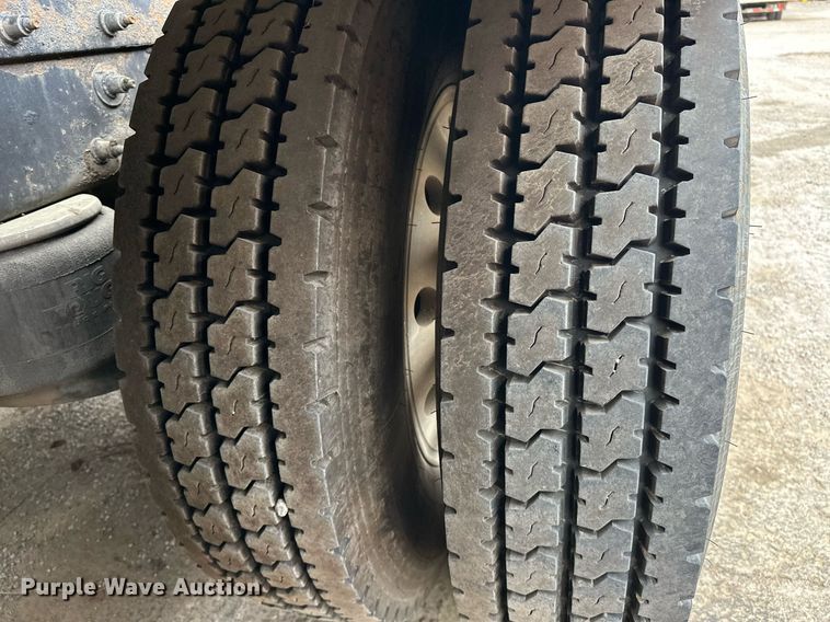 image for item DS3632 2014 Peterbilt 367 semi truck