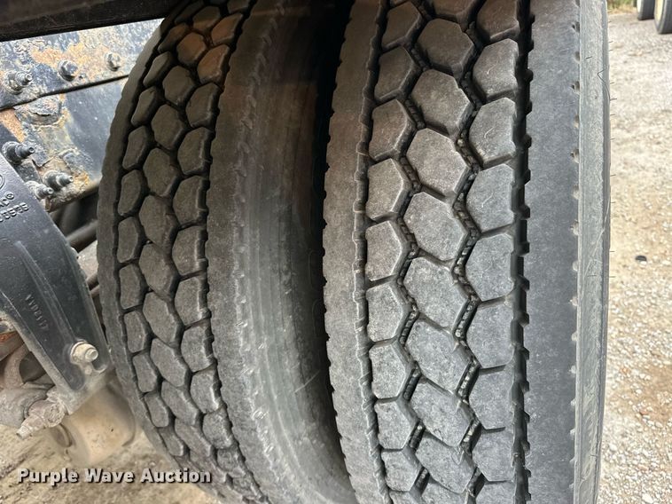 image for item DS3632 2014 Peterbilt 367 semi truck