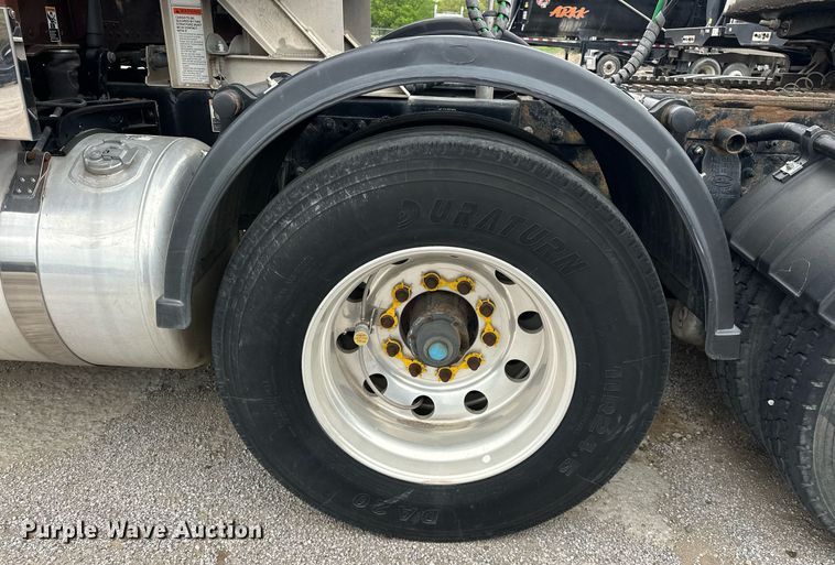 image for item DS3632 2014 Peterbilt 367 semi truck