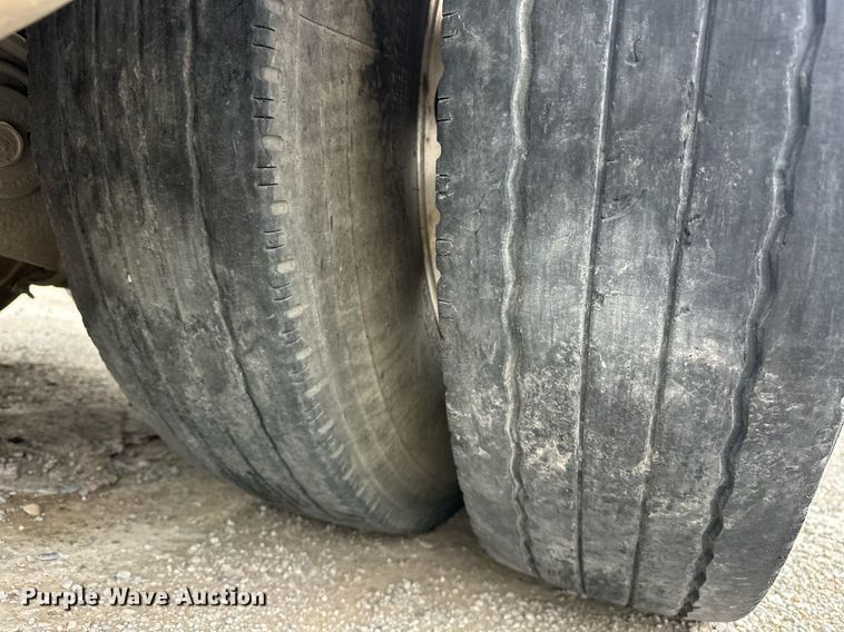 image for item DS3632 2014 Peterbilt 367 semi truck