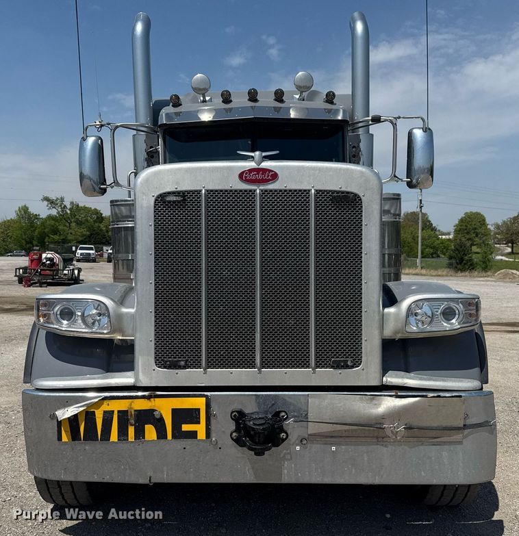 image for item DS3633 2022 Peterbilt 389 semi truck