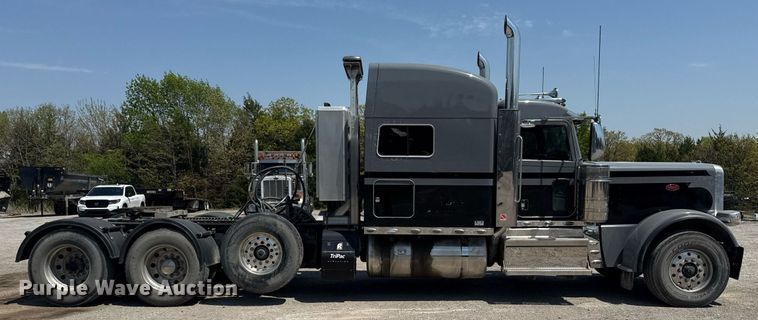 image for item DS3633 2022 Peterbilt 389 semi truck
