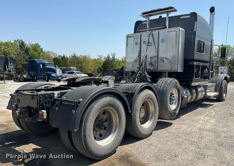 image for item DS3633 2022 Peterbilt 389 semi truck