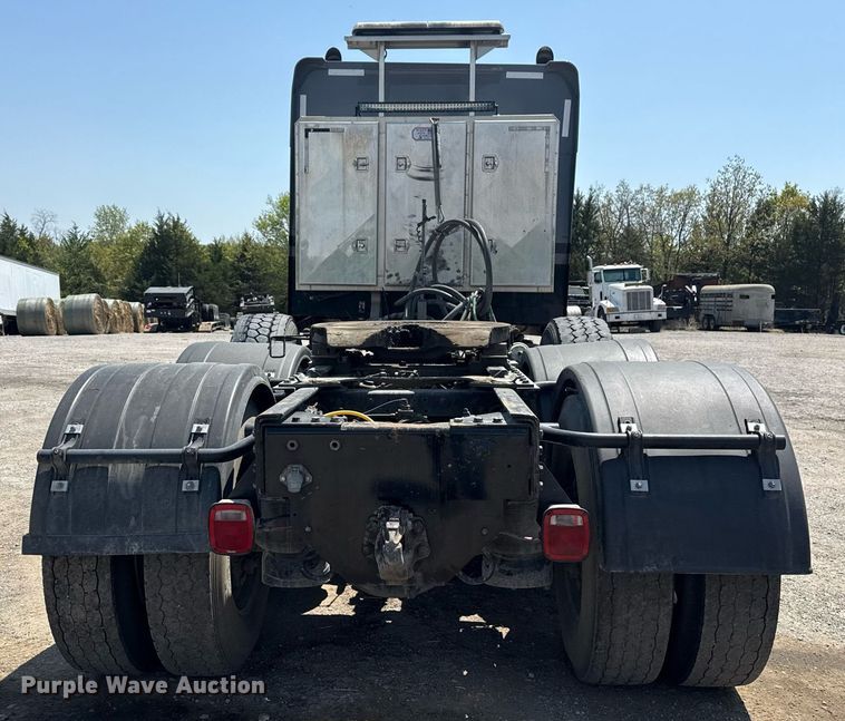 image for item DS3633 2022 Peterbilt 389 semi truck